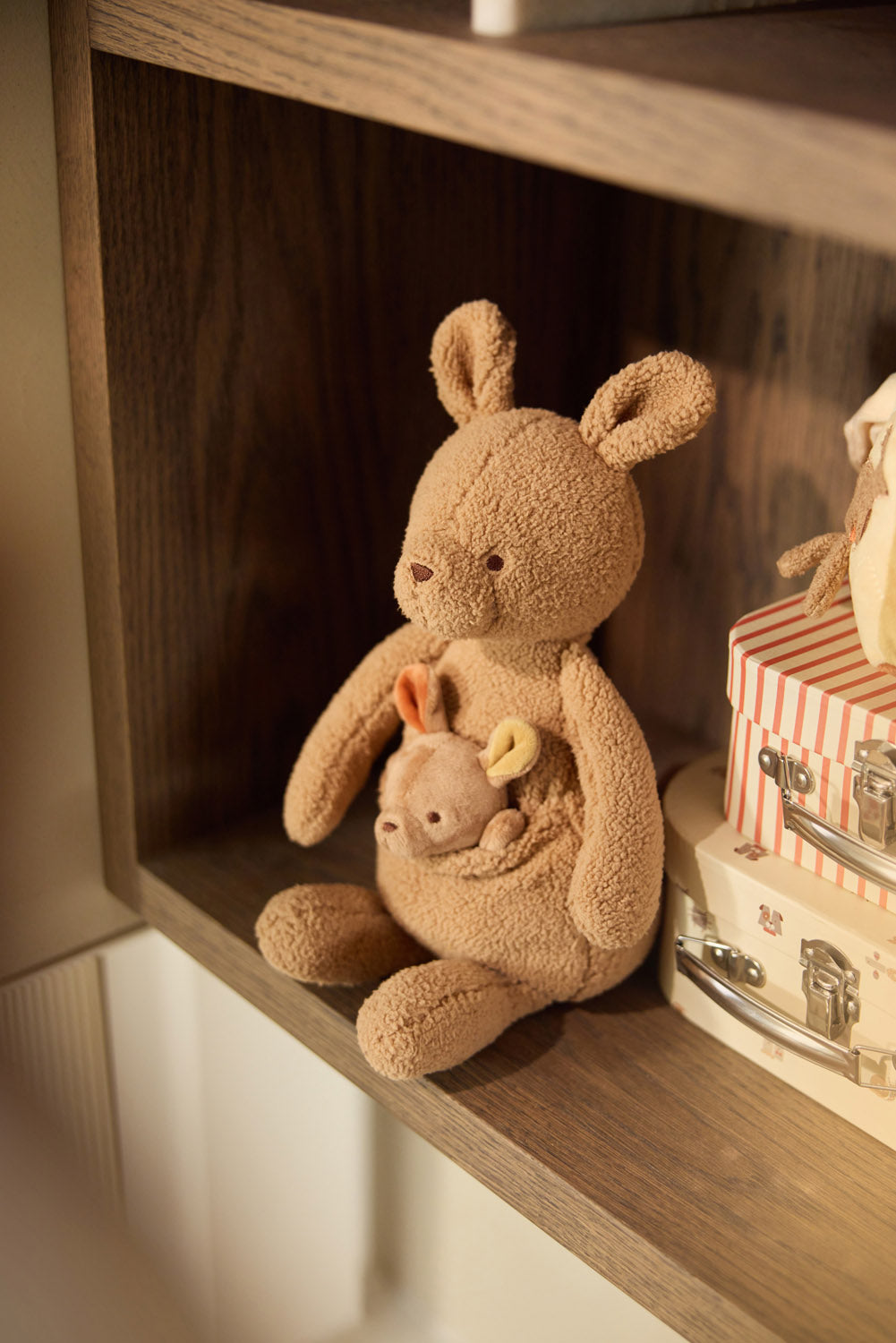 Jollein Knuffel Kangaroots zittend op houten plank, schattig kraamcadeau voor babykamer decoratie