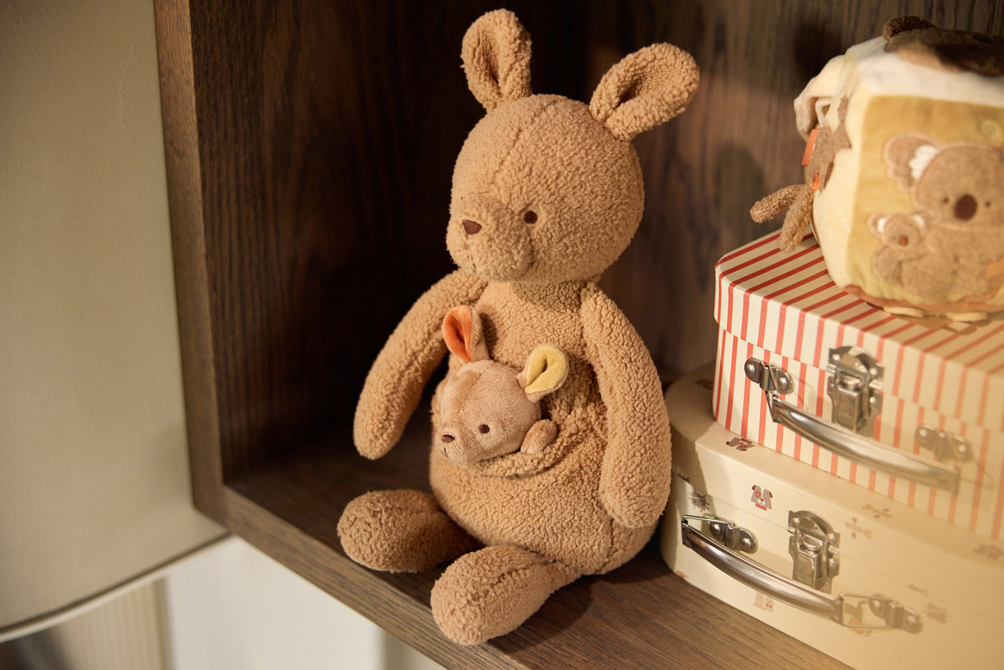 Jollein Knuffel Kangaroots kangoeroe op houten schap, ideaal baby cadeau of kraamcadeau voor newborn
