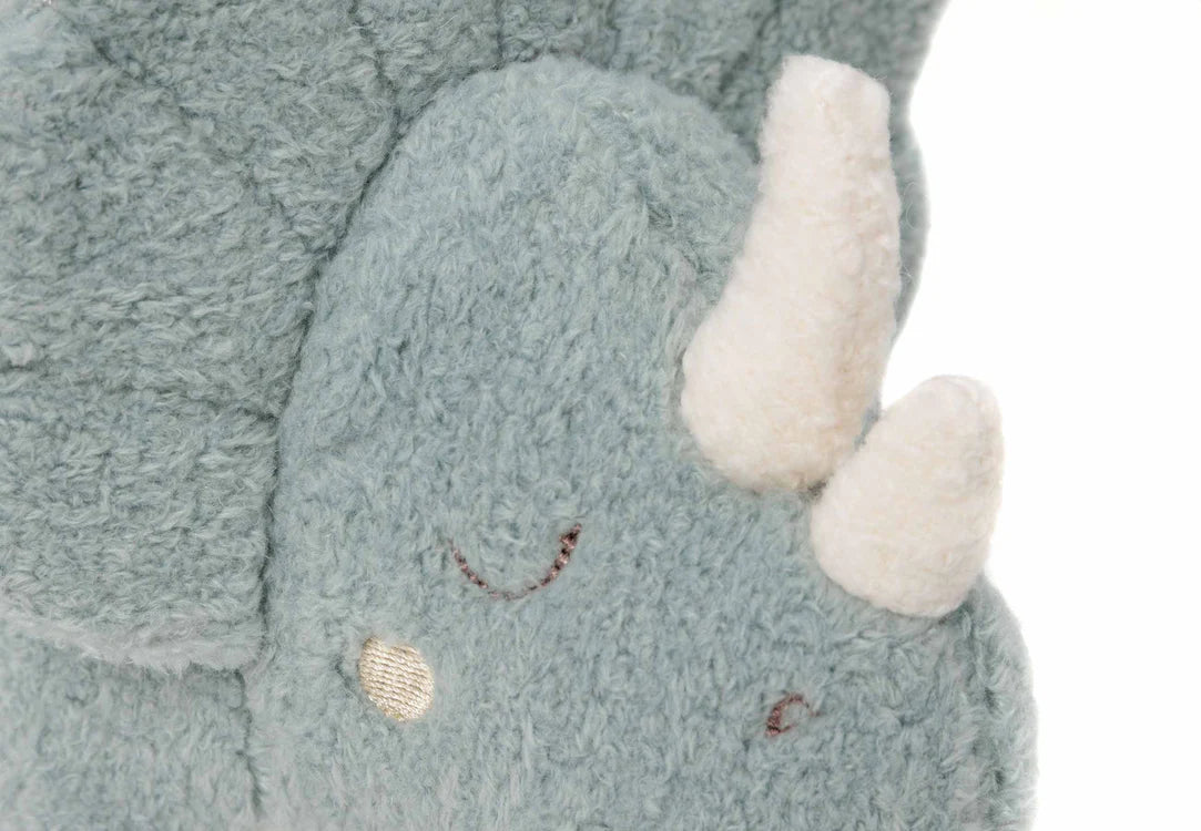 Gezicht van Jollein Knuffel Roarsome dinosaurus in blauw met hoorns en biscuitdetails, veilig babycadeau.