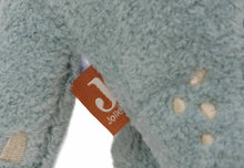 Detail van zachtblauwe Jollein Knuffel Roarsome met roestkleurig label, perfect als kraamcadeau voor baby’s.