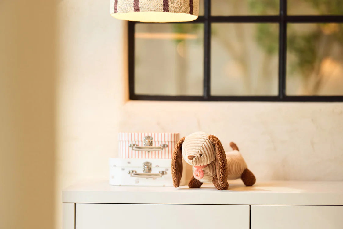 Zijaanzicht van Jollein knuffel Diego in ribstof op witte achtergrond, ideaal als sensorisch speelgoed.