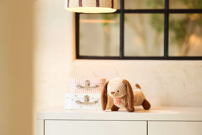 Zijaanzicht van Jollein knuffel Diego in ribstof op witte achtergrond, ideaal als sensorisch speelgoed.