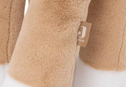 Detail van het Jollein label op de XL giraffe knuffel in biscuitkleur, zacht speelgoed voor jonge kinderen.
