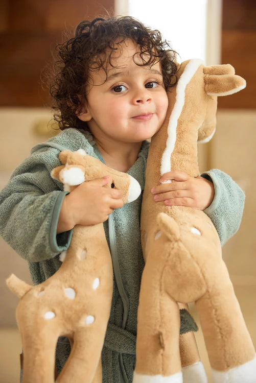 Peuter knuffelt met XL en kleine giraffe knuffel van Jollein, zachte biscuitkleurige speelgoedknuffels.