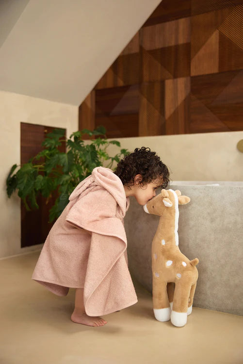 Peuter speelt met XL giraffe knuffel van Jollein in biscuitkleur, perfect als dikke knuffel of baby cadeau.