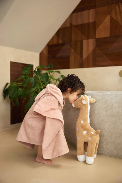 Peuter speelt met XL giraffe knuffel van Jollein in biscuitkleur, perfect als dikke knuffel of baby cadeau.