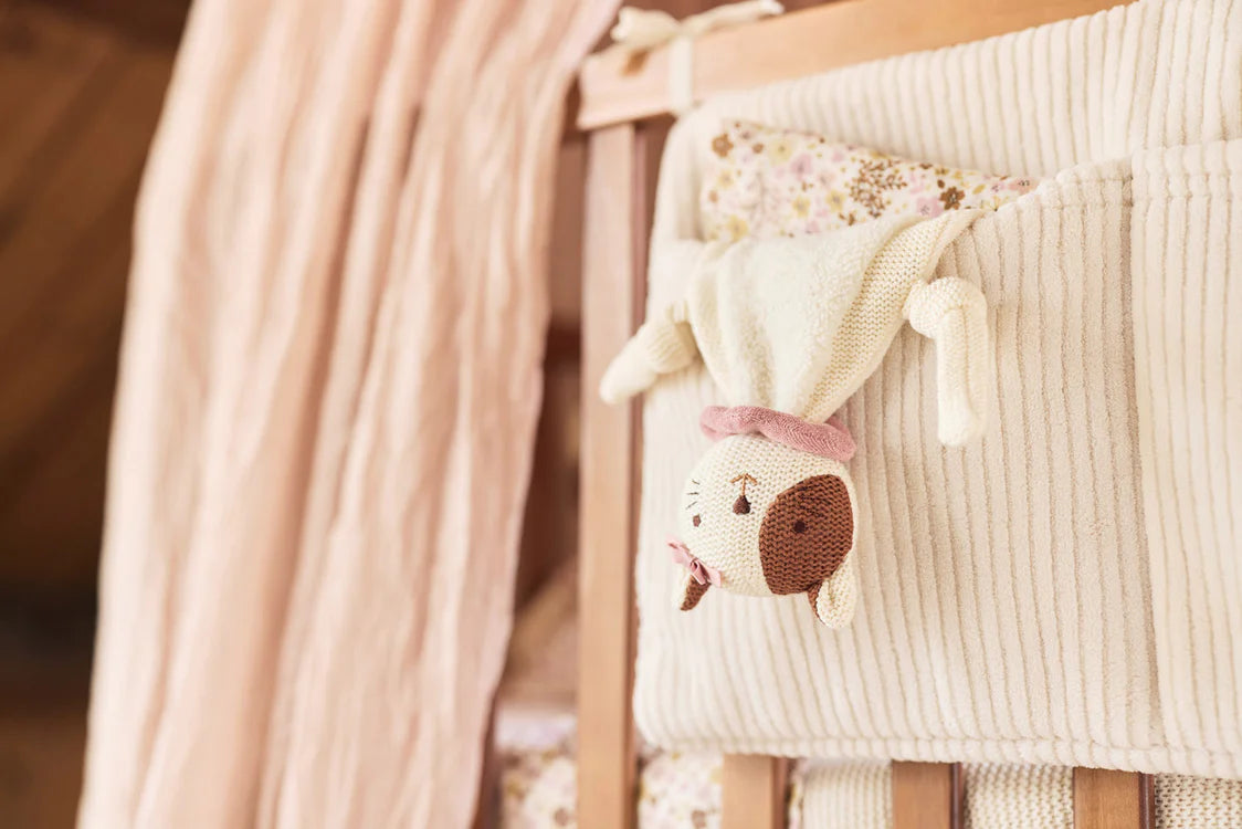 Knuffeldoekje Jill kat van Jollein steekt uit een fluwelen boxopberger in een sfeervolle babykamer.