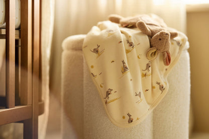 Jollein knuffeldoekje konijn camel met kangoeroe-print deken in babykamer, stijlvol kraamcadeau.