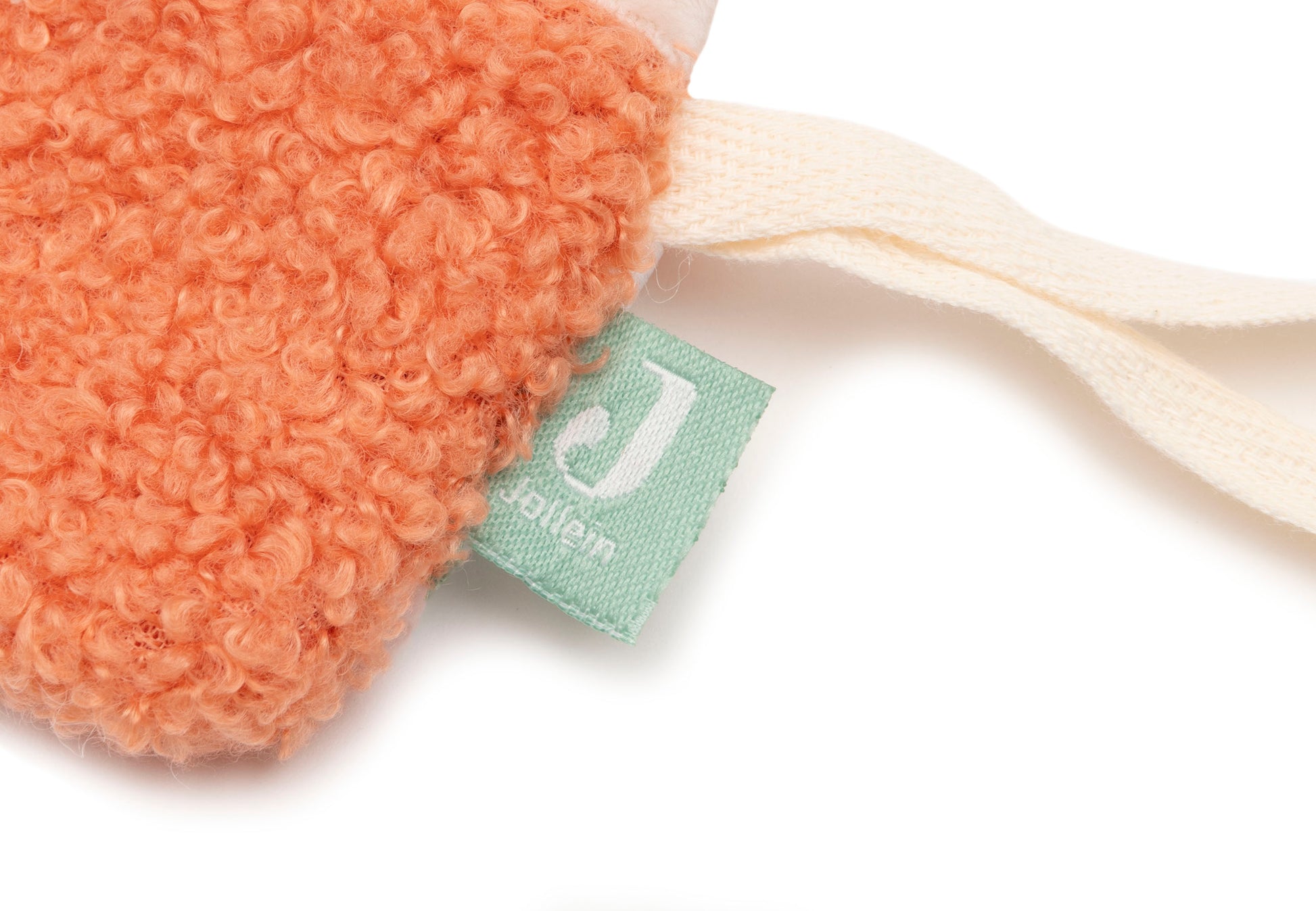 Detailfoto Jollein label op speendoekje ladybug, oranje teddy stof met crème lusje, baby cadeau close-up