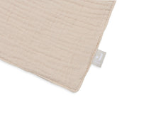 Detail Jollein Speendoekje Bunny Ears in kleur nougat, zacht knuffeldoekje van katoen met merklabel zichtbaar.