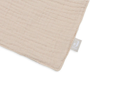 Detail Jollein Speendoekje Bunny Ears in kleur nougat, zacht knuffeldoekje van katoen met merklabel zichtbaar.