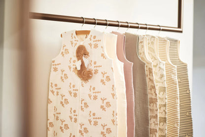 Jollein zeepaardje speendoekje bevestigd aan babyslaapzak, ideaal als knuffeldoekje of kraamcadeau.