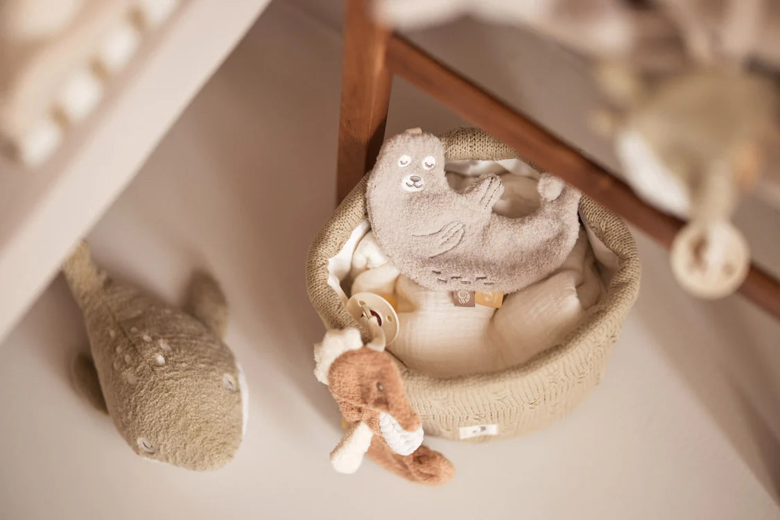 Jollein Speendoekje Deepsea Sea Horse als kraamcadeau in een stijlvolle babykamer opbergmand.