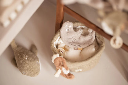 Jollein Speendoekje Deepsea Sea Horse als kraamcadeau in een stijlvolle babykamer opbergmand.