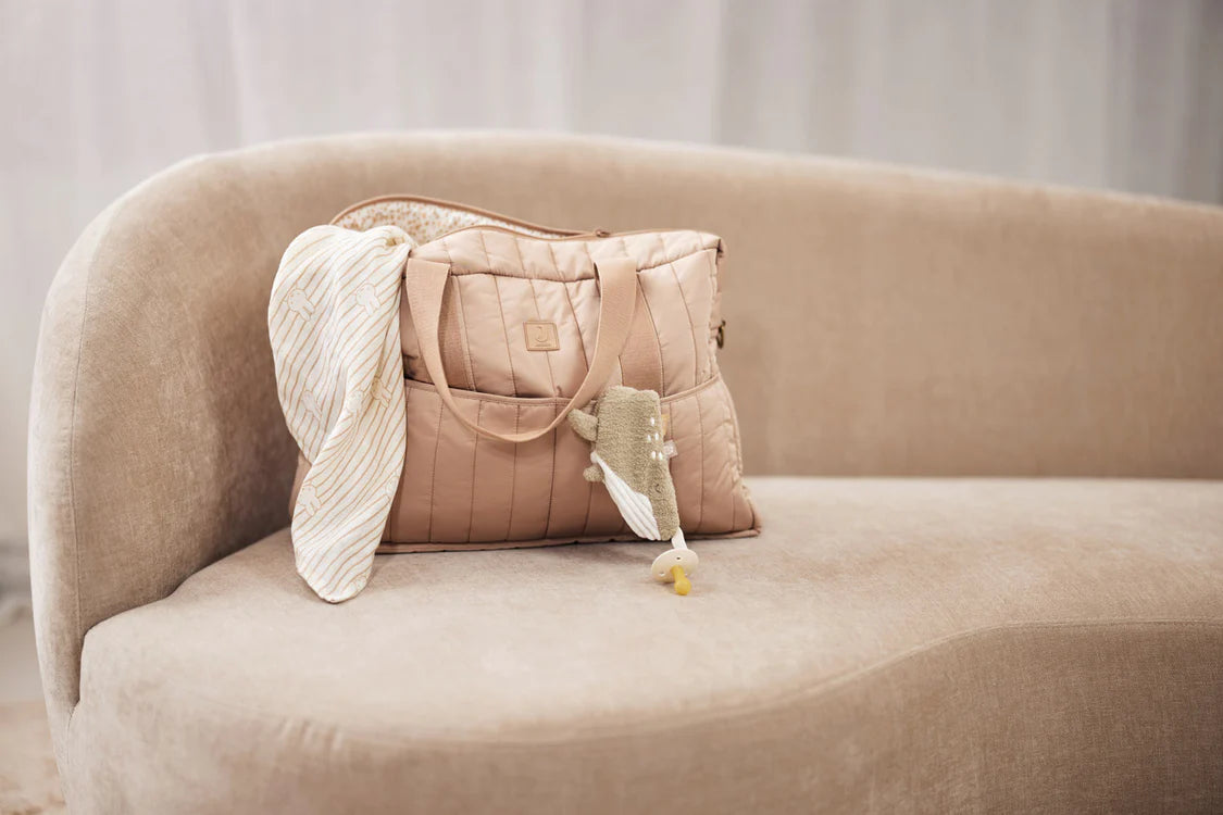 Jollein Speendoekje Deepsea Whale als kraamcadeau, bevestigd aan stijlvolle luiertas voor onderweg.