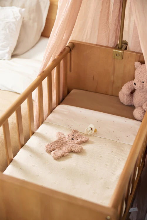 Gezellig sfeerbeeld van babykamer met het Jollein Speendoekje Teddy Bear Wild Rose als kraamcadeau.