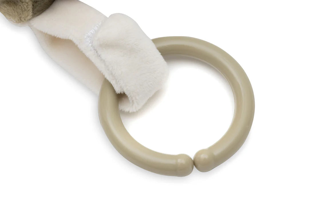 Kunststof ring aan de Jollein activiteitenkubus Tiny Park om eenvoudig te bevestigen aan box, kinderwagen of autostoel.