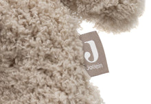 Detail van Jollein label aan beige knuffel olifant, zacht baby speelgoed geschikt als liefdevol kraamcadeau.