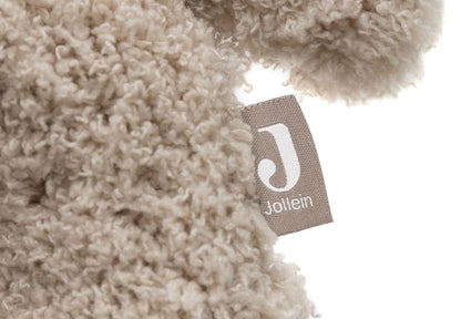 Detail van Jollein label aan beige knuffel olifant, zacht baby speelgoed geschikt als liefdevol kraamcadeau.