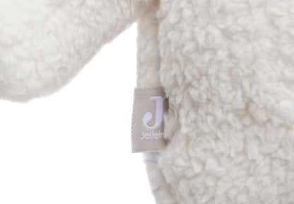 Jollein label detailfoto knuffel lamb, beige merklabel op wit lammetje knuffel voor baby's