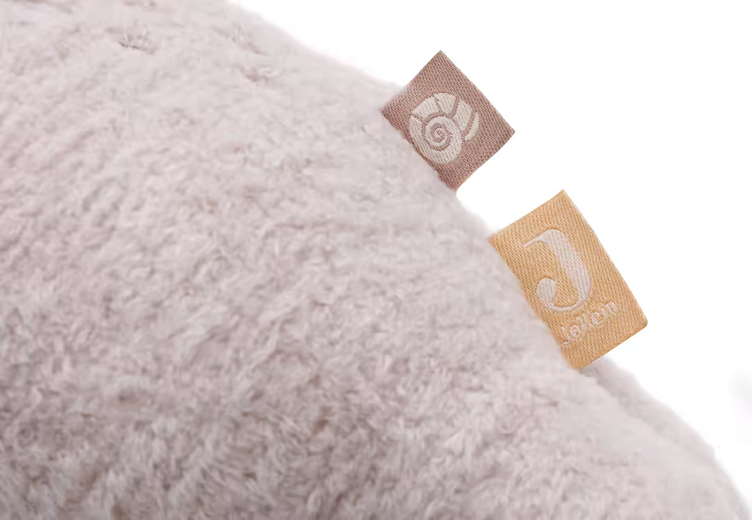 Detailfoto met Jollein label op muziekdoosje Deepsea Seal, zachte stof perfect geschikt voor babykamer.