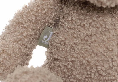 Detailopname van het Jollein-label aan een olive green teddybeer, zachte dikke knuffel en baby cadeau.