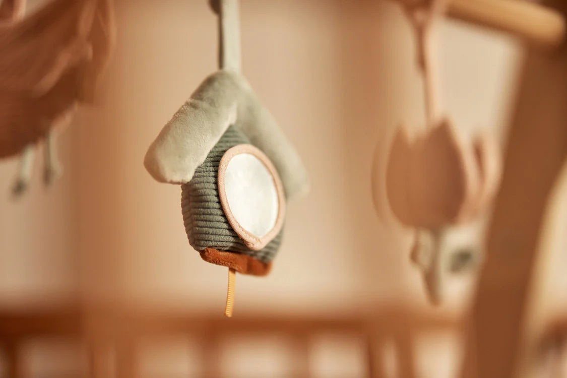 Close-up van Jollein babygym met vogelhuisje en vogeltje uit Lovely Birds collectie, interactief baby speelgoed.