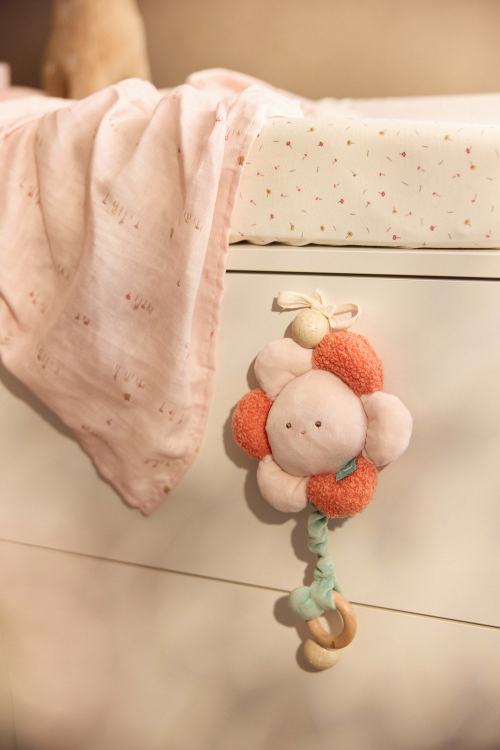 Jollein Muziekdoosje flower Pretty Picnic als kraamcadeau naast commode met verschoonkussen en hydrofieldoek