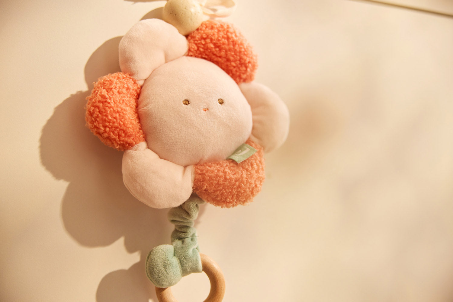 Jollein muziekhanger bloem Pretty Picnic close-up, sensorisch speelgoed met bijtring voor baby's