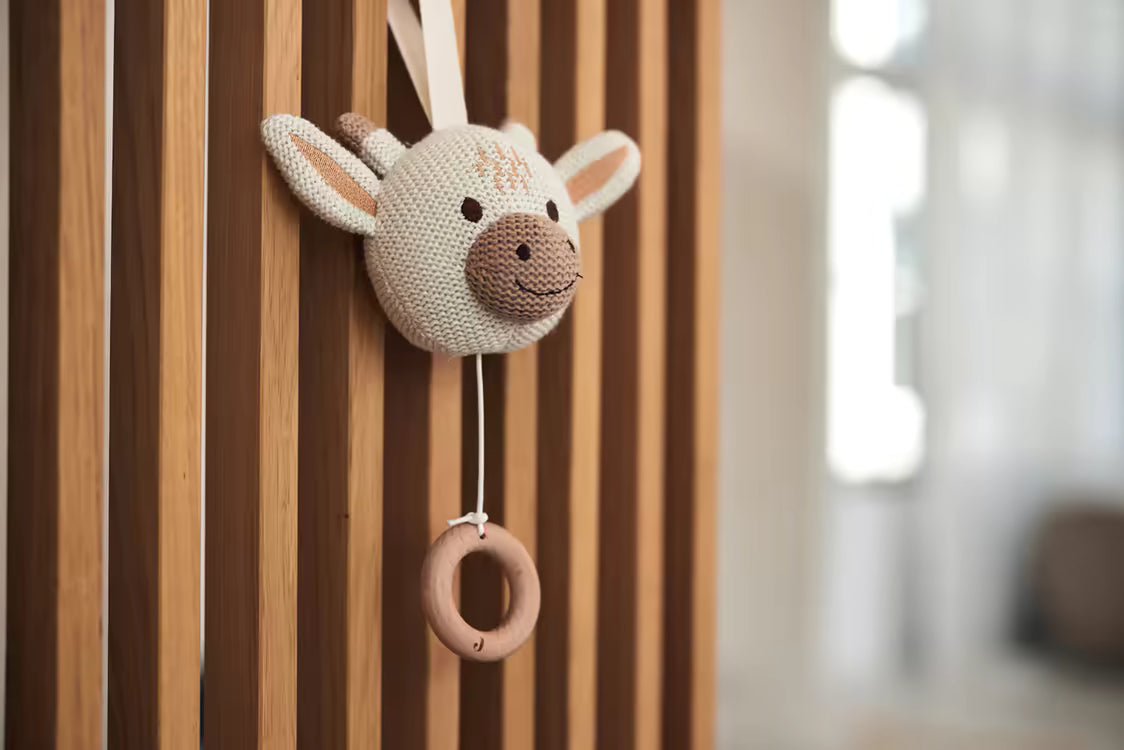 Gebreide Jollein Muziekdoosje Giraffe met houten ring hanger aan houten wand, zacht muziekdoosje en praktisch muziek hanger.