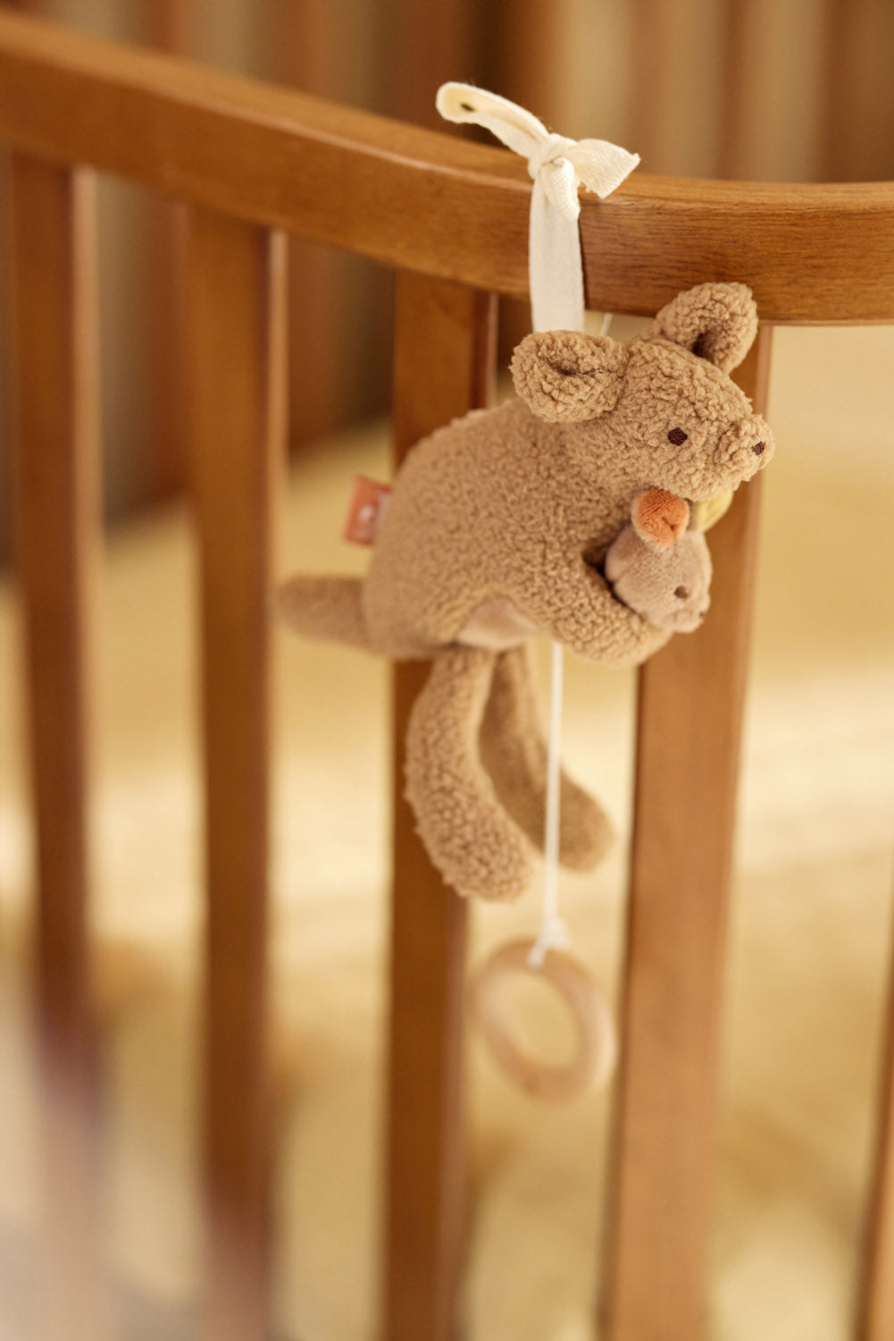 Jollein Muziekdoosje Kangaroots hangend aan houten ledikant, schattig kraamcadeau voor baby