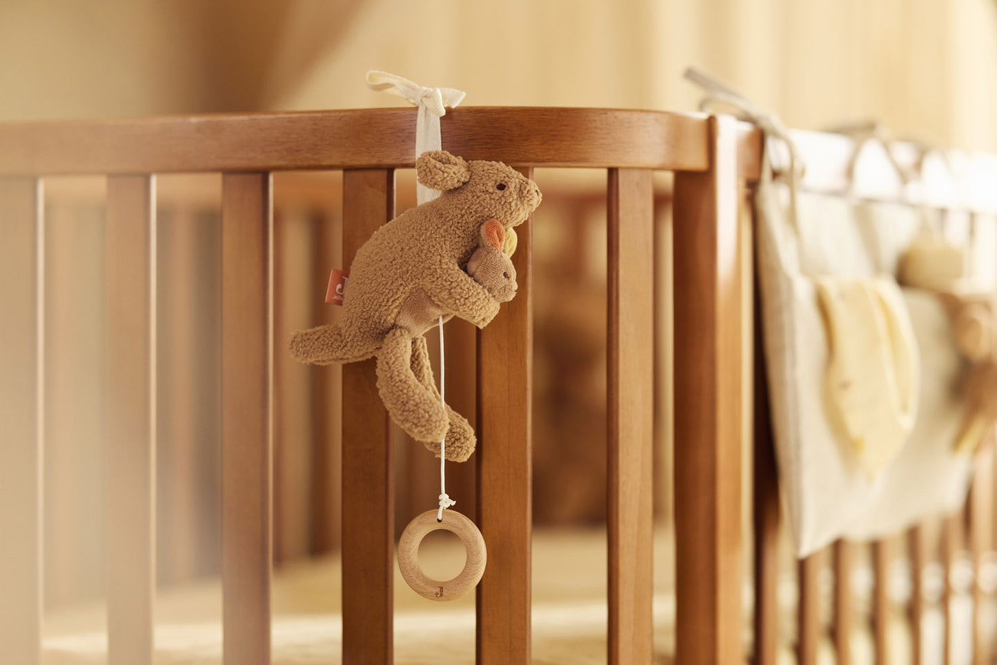 Jollein muziekdoosje kangoeroe Kangaroots aan ledikant met houten ring, ideaal als baby cadeau