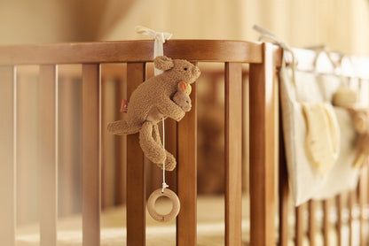 Jollein muziekdoosje kangoeroe Kangaroots aan ledikant met houten ring, ideaal als baby cadeau