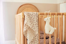 Off-wit Jollein Muziekdoosje Lama bevestigd aan houten babyledikant, sfeervol kraamcadeau en zacht muziekdoosje baby.