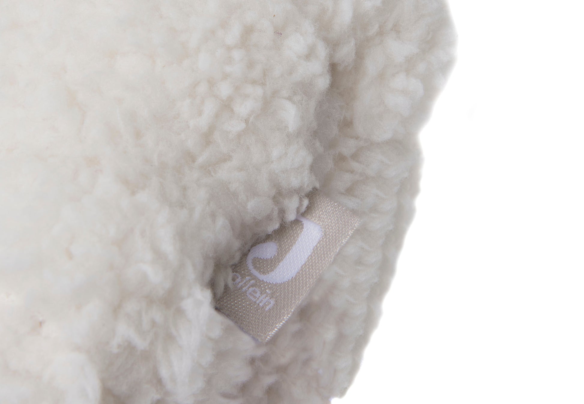 Detailfoto Jollein label op muziekdoosje baby lammetje, hoogwaardig sensorisch speelgoed babyuitzet
