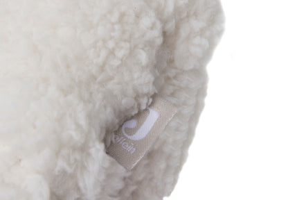 Detailfoto Jollein label op muziekdoosje baby lammetje, hoogwaardig sensorisch speelgoed babyuitzet