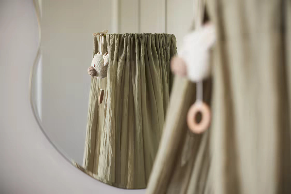 Jollein muziekdoosje giraffe als muziek hanger aan een beige gordijn, sfeervol accessoire en perfect baby cadeau.