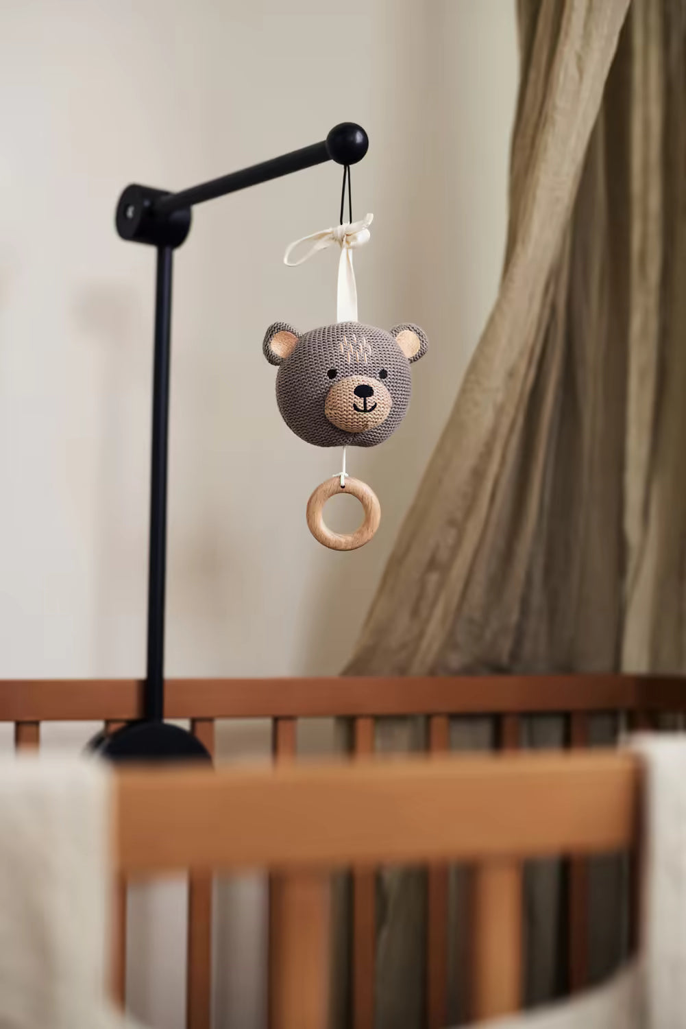 Jollein muziekdoosje bear als muziek hanger boven babybed, stijlvol muziekspeeltje en perfect baby cadeau.