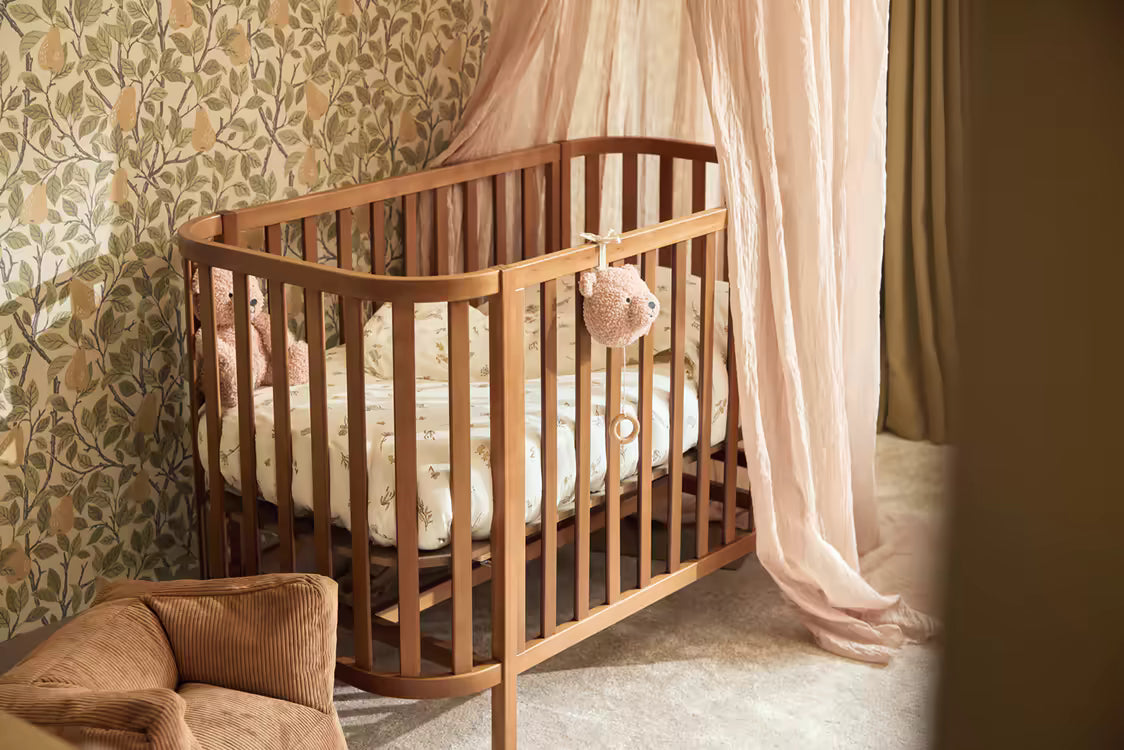 Jollein muziekdoosje Teddy bear in Wild Rose als muziek hanger aan een houten babyledikant, knus kraamcadeau.