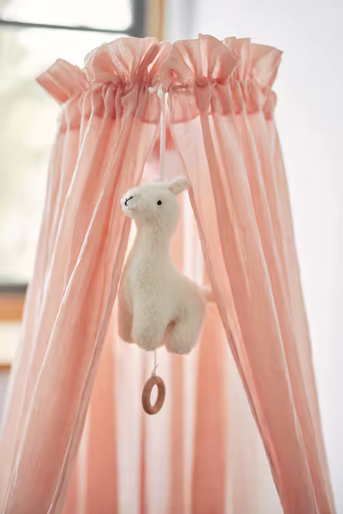 Zacht off-wit Jollein Muziekdoosje Lama met houten ring, elegant hangend in roze hemel, ideaal baby cadeau.
