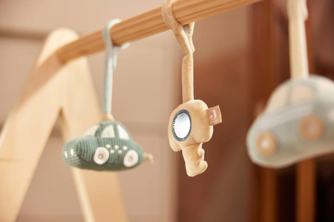 Interieurfoto met Jollein babygym en On The Go speeltjes in babykamer, leuk kraamcadeau voor jongens.