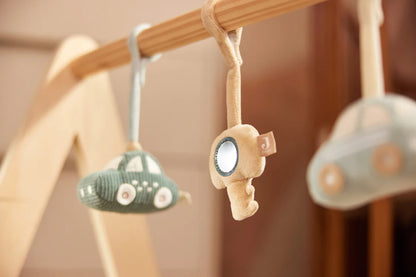 Interieurfoto met Jollein babygym en On The Go speeltjes in babykamer, leuk kraamcadeau voor jongens.