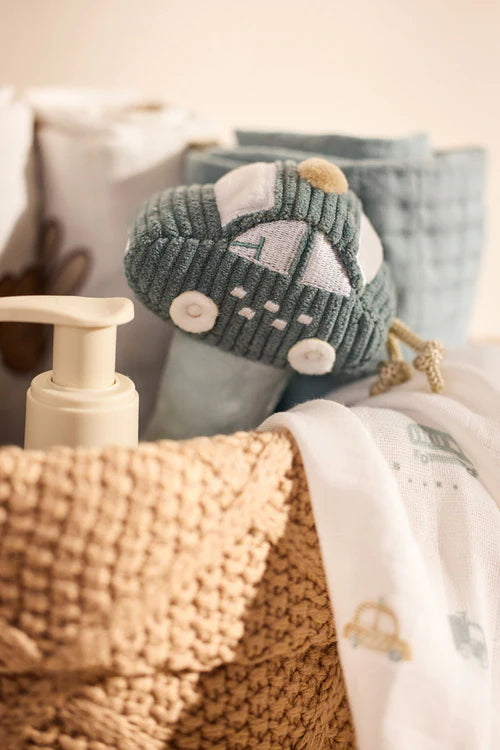 Jollein rammelaar auto groen bij verzorgingsmand; pluche en veilig voor newborns, educatief speelgoed dat grijpen en motoriek stimuleert.