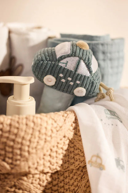 Jollein rammelaar auto groen bij verzorgingsmand; pluche en veilig voor newborns, educatief speelgoed dat grijpen en motoriek stimuleert.