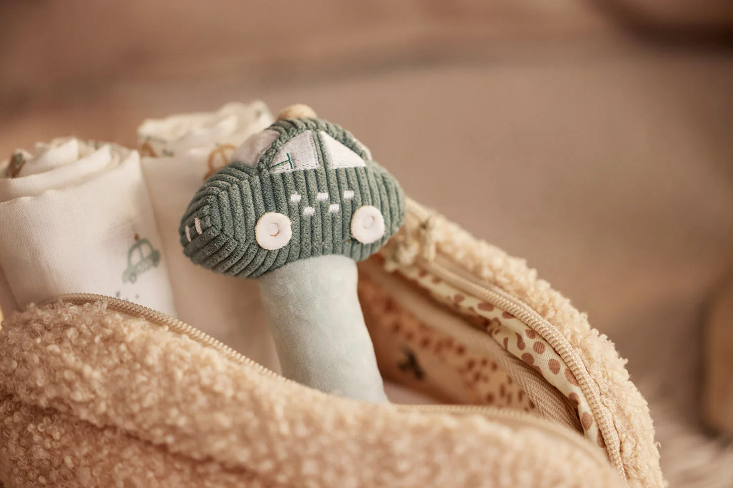 Lifestylefoto: Jollein rammelaar auto in luiertas met hydrofiele doeken; zacht pluche, ideaal baby cadeau en kraamcadeau voor onderweg.