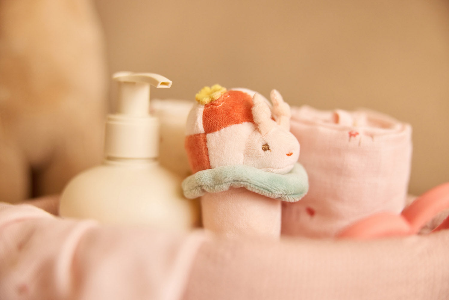 Jollein rammelaar Pretty Picnic slak naast zeeppompje, zacht baby cadeau kraamcadeau roze collectie