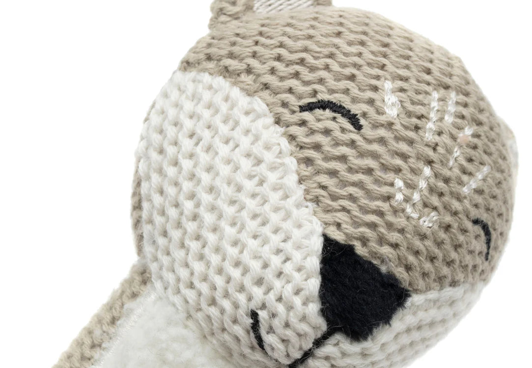 Close-up van Jollein rammelaar Fox met geborduurd gezicht, perfect als sensorisch speelgoed voor baby’s.