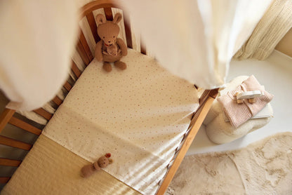 Jollein rammelaar Kangaroots in naturel babykamer, bovenaanzicht wiegje met stippenhoeslaken en knuffels