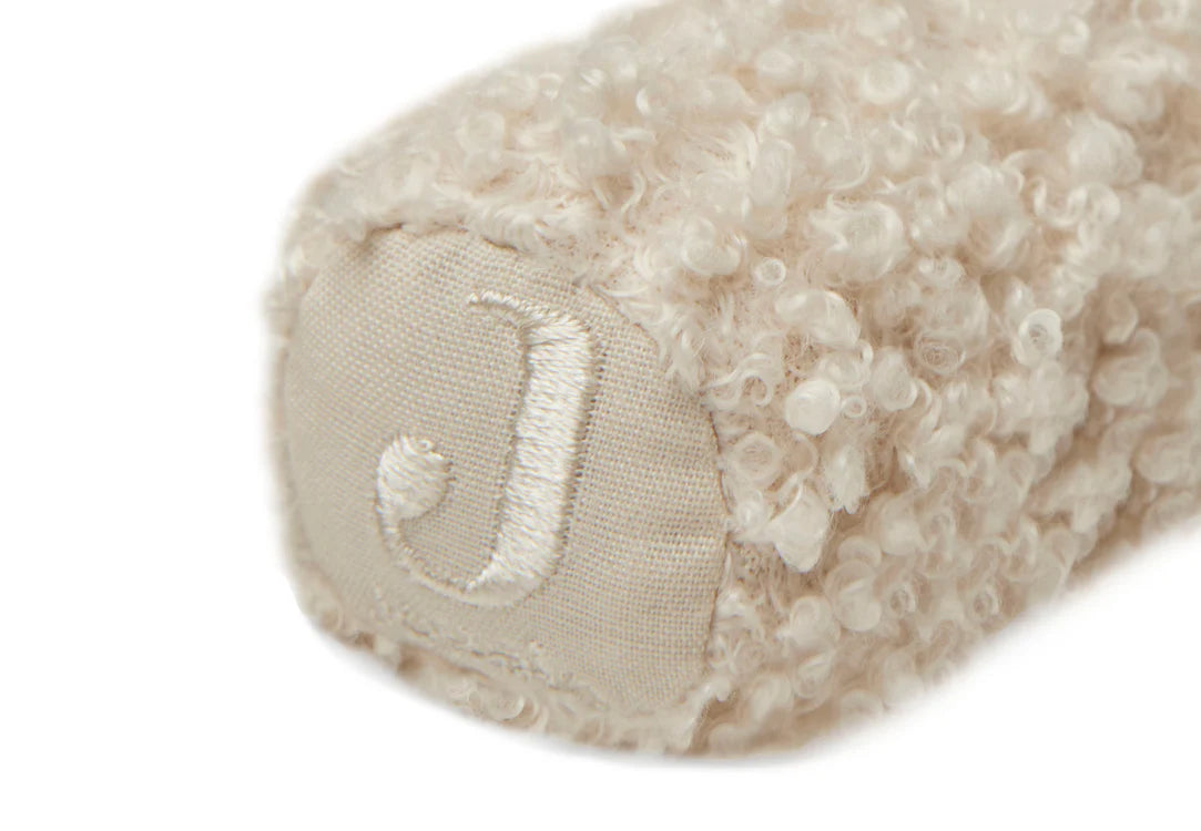 Detail van Jollein rammelaar Naturel met geborduurde J en krulstof, perfect als sensorisch speelgoed voor baby’s.