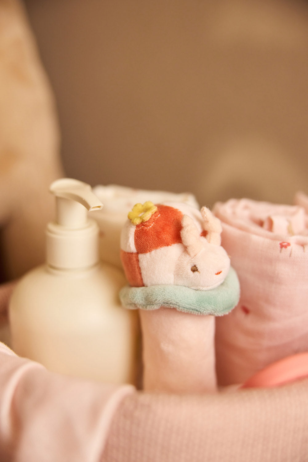 Jollein rammelaar Pretty Picnic slak met oranje schelpje, mintgroen lijfje, baby speelgoed kraamcadeau